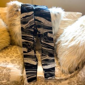 Lululemon great condition, size 6, water color print (rare) black/grey/white.